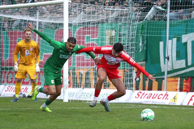 BSG Chemie Leipzig vs. Hallescher FC, Regionalliga Nordost, 02.11.24 Stanley Ratifo (30, Chemie Leipzig) gegen Burim Halili (5, Hallescher FC). Fußball, Regionalliga Nordost, Saison 2024 2025, 14. Spieltag: BSG Chemie Leipzig vs. Hallescher FC am 02.11.24 im Alfred-Kunze-Sportpark, Leipzig Leutzsch. Copyright: xBEAUTIFULxSPORTS JanxKaeferx