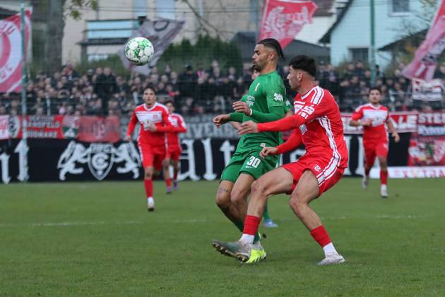BSG Chemie Leipzig vs. Hallescher FC, Regionalliga Nordost, 02.11.24 Stanley Ratifo (30, Chemie Leipzig) und Burim Halili (5, Hallescher FC) erwarten den Ball. Fußball, Regionalliga Nordost, Saison 2024 2025, 14. Spieltag: BSG Chemie Leipzig vs. Hallescher FC am 02.11.24 im Alfred-Kunze-Sportpark, Leipzig Leutzsch. Copyright: xBEAUTIFULxSPORTS JanxKaeferx
