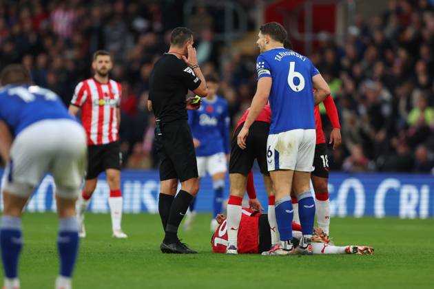 Football - 2024 2025 Premier League - Southampton vs Everton - St Mary™s Stadium - Saturday 2nd November 2024 Referee Mr Andy Madley checks with VAR over a foul and yellow card decision during the Premier League match at St Mary™s Stadium COLORSPORT Shaun Boggust