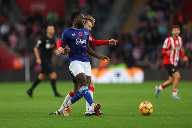 Football - 2024 2025 Premier League - Southampton vs Everton - St Mary™s Stadium - Saturday 2nd November 2024 Orel Mangala of Everton under pressure from Flynn Downes of Southampton during the Premier League match at St Mary™s Stadium COLORSPORT Shaun Boggust