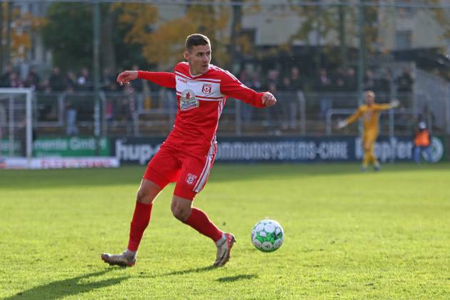 BSG Chemie Leipzig vs. Hallescher FC, Regionalliga Nordost, 02.11.24 Marius Hauptmann (23, Hallescher FC). Fußball, Regionalliga Nordost, Saison 2024 2025, 14. Spieltag: BSG Chemie Leipzig vs. Hallescher FC am 02.11.24 im Alfred-Kunze-Sportpark, Leipzig Leutzsch. Copyright: xBEAUTIFULxSPORTS JanxKaeferx