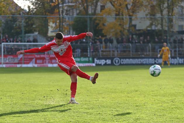 BSG Chemie Leipzig vs. Hallescher FC, Regionalliga Nordost, 02.11.24 Marius Hauptmann (23, Hallescher FC). Fußball, Regionalliga Nordost, Saison 2024 2025, 14. Spieltag: BSG Chemie Leipzig vs. Hallescher FC am 02.11.24 im Alfred-Kunze-Sportpark, Leipzig Leutzsch. Copyright: xBEAUTIFULxSPORTS JanxKaeferx