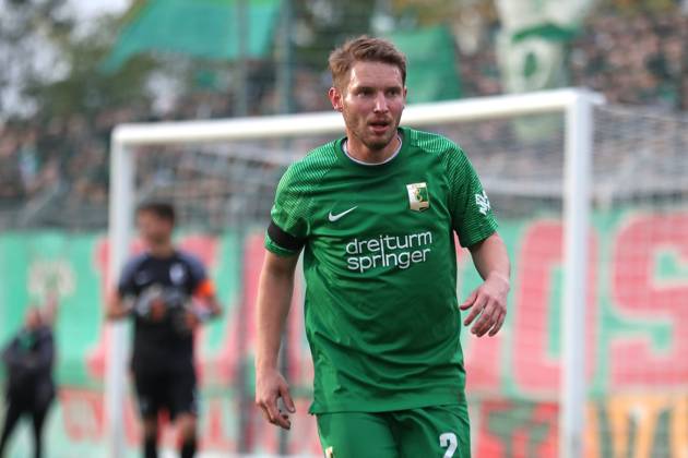 BSG Chemie Leipzig vs. Hallescher FC, Regionalliga Nordost, 02.11.24 Florian Brügmann (2, Chemie Leipzig). Fußball, Regionalliga Nordost, Saison 2024 2025, 14. Spieltag: BSG Chemie Leipzig vs. Hallescher FC am 02.11.24 im Alfred-Kunze-Sportpark, Leipzig Leutzsch. Copyright: xBEAUTIFULxSPORTS JanxKaeferx