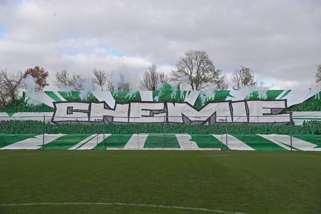 BSG Chemie Leipzig vs. Hallescher FC, Regionalliga Nordost, 02.11.24 CHEMIE Schriftzug auf dem Norddamm, Fanblock, Ultras, BSG Chemie, Choreo, Pyro, Symbolbild Fußball, Regionalliga Nordost, Saison 2024 2025, 14. Spieltag: BSG Chemie Leipzig vs. Hallescher FC am 02.11.24 im Alfred-Kunze-Sportpark, Leipzig Leutzsch. Copyright: xBEAUTIFULxSPORTS JanxKaeferx