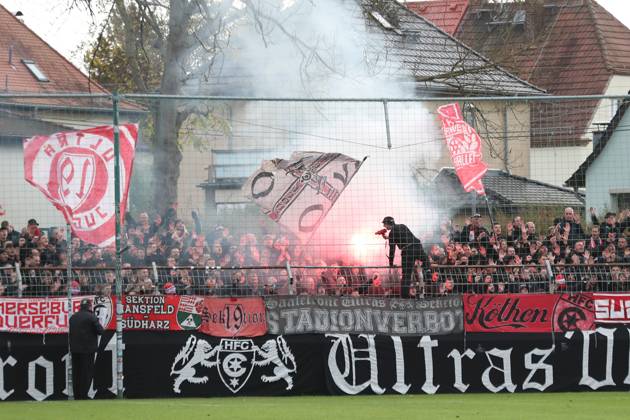 BSG Chemie Leipzig vs. Hallescher FC, Regionalliga Nordost, 02.11.24 Fan-Block des HFC, Ultras, Fahnen, Pyro. Fußball, Regionalliga Nordost, Saison 2024 2025, 14. Spieltag: BSG Chemie Leipzig vs. Hallescher FC am 02.11.24 im Alfred-Kunze-Sportpark, Leipzig Leutzsch. Copyright: xBEAUTIFULxSPORTS JanxKaeferx
