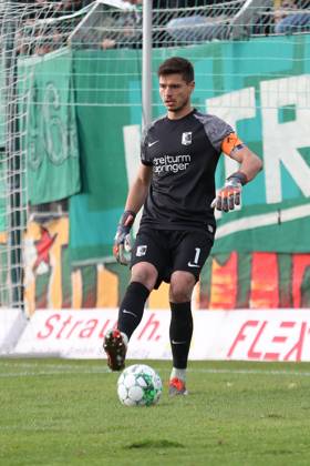 BSG Chemie Leipzig vs. Hallescher FC, Regionalliga Nordost, 02.11.24 Torwart und Kapitän Benjamin Bellot (1, Chemie Leipzig). Fußball, Regionalliga Nordost, Saison 2024 2025, 14. Spieltag: BSG Chemie Leipzig vs. Hallescher FC am 02.11.24 im Alfred-Kunze-Sportpark, Leipzig Leutzsch. Copyright: xBEAUTIFULxSPORTS JanxKaeferx