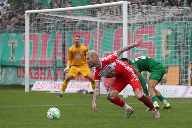 BSG Chemie Leipzig vs. Hallescher FC, Regionalliga Nordost, 02.11.24 Jan Löhmannsröben (6, Hallescher FC). Fußball, Regionalliga Nordost, Saison 2024 2025, 14. Spieltag: BSG Chemie Leipzig vs. Hallescher FC am 02.11.24 im Alfred-Kunze-Sportpark, Leipzig Leutzsch. Copyright: xBEAUTIFULxSPORTS JanxKaeferx