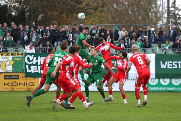 BSG Chemie Leipzig vs. Hallescher FC, Regionalliga Nordost, 02.11.24 Julian Weigel (32, Chemie Leipzig) in der Luft. Viel los im HFC-Strafraum. Fußball, Regionalliga Nordost, Saison 2024 2025, 14. Spieltag: BSG Chemie Leipzig vs. Hallescher FC am 02.11.24 im Alfred-Kunze-Sportpark, Leipzig Leutzsch. Copyright: xBEAUTIFULxSPORTS JanxKaeferx