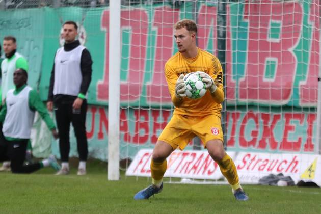BSG Chemie Leipzig vs. Hallescher FC, Regionalliga Nordost, 02.11.24 Torwart Luca Bendel (30, Hallescher FC) hat den Ball sicher. Fußball, Regionalliga Nordost, Saison 2024 2025, 14. Spieltag: BSG Chemie Leipzig vs. Hallescher FC am 02.11.24 im Alfred-Kunze-Sportpark, Leipzig Leutzsch. Copyright: xBEAUTIFULxSPORTS JanxKaeferx