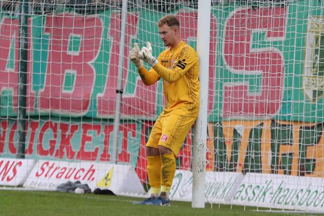 BSG Chemie Leipzig vs. Hallescher FC, Regionalliga Nordost, 02.11.24 Torwart Luca Bendel (30, Hallescher FC) gibt Daumen hoch für die Freistoßmauer. Fußball, Regionalliga Nordost, Saison 2024 2025, 14. Spieltag: BSG Chemie Leipzig vs. Hallescher FC am 02.11.24 im Alfred-Kunze-Sportpark, Leipzig Leutzsch. Copyright: xBEAUTIFULxSPORTS JanxKaeferx
