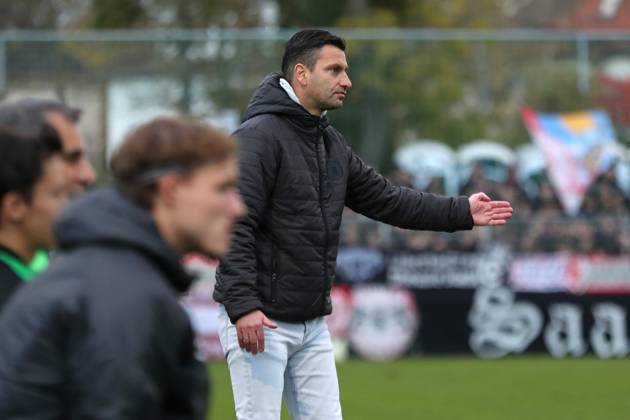 BSG Chemie Leipzig vs. Hallescher FC, Regionalliga Nordost, 02.11.24 Trainer Miroslav Jagatic (Chemie Leipzig). Fußball, Regionalliga Nordost, Saison 2024 2025, 14. Spieltag: BSG Chemie Leipzig vs. Hallescher FC am 02.11.24 im Alfred-Kunze-Sportpark, Leipzig Leutzsch. Copyright: xBEAUTIFULxSPORTS JanxKaeferx