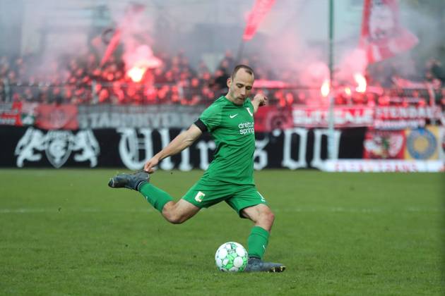 BSG Chemie Leipzig vs. Hallescher FC, Regionalliga Nordost, 02.11.24 Timo Maurer (9, Chemie Leipzig) holt zum Schuss aus. Fußball, Regionalliga Nordost, Saison 2024 2025, 14. Spieltag: BSG Chemie Leipzig vs. Hallescher FC am 02.11.24 im Alfred-Kunze-Sportpark, Leipzig Leutzsch. Copyright: xBEAUTIFULxSPORTS JanxKaeferx
