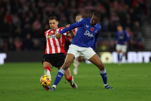 Football - 2024 2025 Premier League - Southampton vs Everton - St Mary™s Stadium - Saturday 2nd November 2024 Jan Bednarek of Southampton tackles Beto of Everton during the Premier League match at St Mary™s Stadium COLORSPORT Shaun Boggust