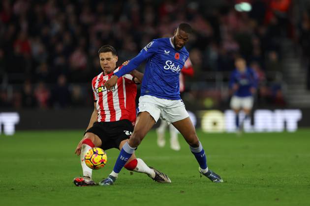 Football - 2024 2025 Premier League - Southampton vs Everton - St Mary™s Stadium - Saturday 2nd November 2024 Jan Bednarek of Southampton tackles Beto of Everton during the Premier League match at St Mary™s Stadium COLORSPORT Shaun Boggust