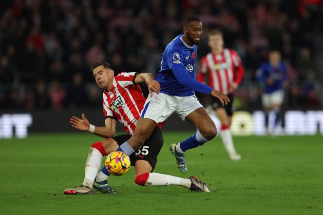 Football - 2024 2025 Premier League - Southampton vs Everton - St Mary™s Stadium - Saturday 2nd November 2024 Jan Bednarek of Southampton tackles Beto of Everton during the Premier League match at St Mary™s Stadium COLORSPORT Shaun Boggust