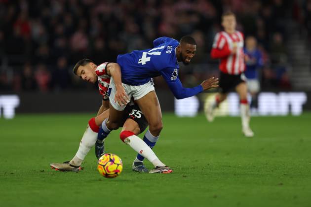 Football - 2024 2025 Premier League - Southampton vs Everton - St Mary™s Stadium - Saturday 2nd November 2024 Jan Bednarek of Southampton tackles Beto of Everton during the Premier League match at St Mary™s Stadium COLORSPORT Shaun Boggust