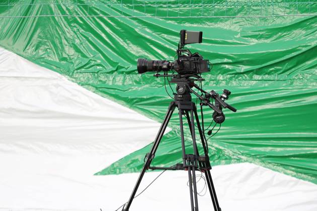 BSG Chemie Leipzig vs. Hallescher FC, Regionalliga Nordost, 02.11.24 Eine Kamera vor grün-weißem Hintergrund. Fernsehen, TV, Symbolbild, Feature. Fußball, Regionalliga Nordost, Saison 2024 2025, 14. Spieltag: BSG Chemie Leipzig vs. Hallescher FC am 02.11.24 im Alfred-Kunze-Sportpark, Leipzig Leutzsch. Copyright: xBEAUTIFULxSPORTS JanxKaeferx