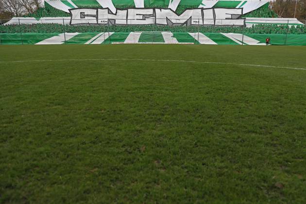 BSG Chemie Leipzig vs. Hallescher FC, Regionalliga Nordost, 02.11.24 CHEMIE Schriftzug auf der Choreo im Norddamm, Fanblock, Ultras. Rasen. Symbolbild, Feature. Fußball, Regionalliga Nordost, Saison 2024 2025, 14. Spieltag: BSG Chemie Leipzig vs. Hallescher FC am 02.11.24 im Alfred-Kunze-Sportpark, Leipzig Leutzsch. Copyright: xBEAUTIFULxSPORTS JanxKaeferx