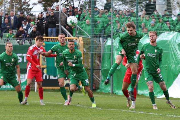 BSG Chemie Leipzig vs. Hallescher FC, Regionalliga Nordost, 02.11.24 Florian Kirstein (20, Chemie Leipzig) klärt im Strafraum per Kopf. Fußball, Regionalliga Nordost, Saison 2024 2025, 14. Spieltag: BSG Chemie Leipzig vs. Hallescher FC am 02.11.24 im Alfred-Kunze-Sportpark, Leipzig Leutzsch. Copyright: xBEAUTIFULxSPORTS JanxKaeferx