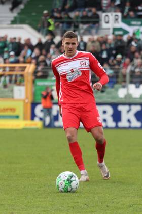 BSG Chemie Leipzig vs. Hallescher FC, Regionalliga Nordost, 02.11.24 Max Kulke (17, Hallescher FC). Fußball, Regionalliga Nordost, Saison 2024 2025, 14. Spieltag: BSG Chemie Leipzig vs. Hallescher FC am 02.11.24 im Alfred-Kunze-Sportpark, Leipzig Leutzsch. Copyright: xBEAUTIFULxSPORTS JanxKaeferx