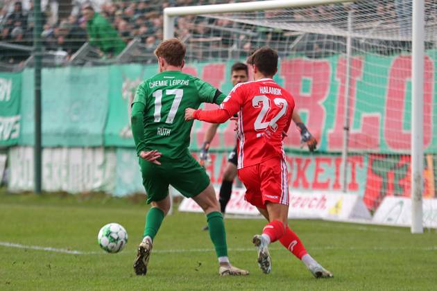 BSG Chemie Leipzig vs. Hallescher FC, Regionalliga Nordost, 02.11.24 Fabian Rüth (17, Chemie Leipzig) gegen Lucas Halangk (22, Hallescher FC), Rückansicht, von hinten. Symbolbild, Feature. Fußball, Regionalliga Nordost, Saison 2024 2025, 14. Spieltag: BSG Chemie Leipzig vs. Hallescher FC am 02.11.24 im Alfred-Kunze-Sportpark, Leipzig Leutzsch. Copyright: xBEAUTIFULxSPORTS JanxKaeferx