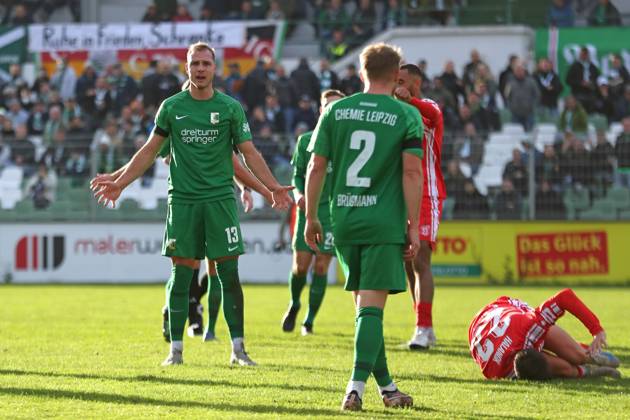 BSG Chemie Leipzig vs. Hallescher FC, Regionalliga Nordost, 02.11.24 Tobias Reithmeir (13, Chemie Leipzig) empört. Fußball, Regionalliga Nordost, Saison 2024 2025, 14. Spieltag: BSG Chemie Leipzig vs. Hallescher FC am 02.11.24 im Alfred-Kunze-Sportpark, Leipzig Leutzsch. Copyright: xBEAUTIFULxSPORTS JanxKaeferx
