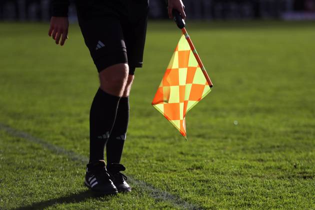BSG Chemie Leipzig vs. Hallescher FC, Regionalliga Nordost, 02.11.24 Fahne des Linienrichters, Schiedsrichter-Assistent. Symbolbild, Feature. Fußball, Regionalliga Nordost, Saison 2024 2025, 14. Spieltag: BSG Chemie Leipzig vs. Hallescher FC am 02.11.24 im Alfred-Kunze-Sportpark, Leipzig Leutzsch. Copyright: xBEAUTIFULxSPORTS JanxKaeferx