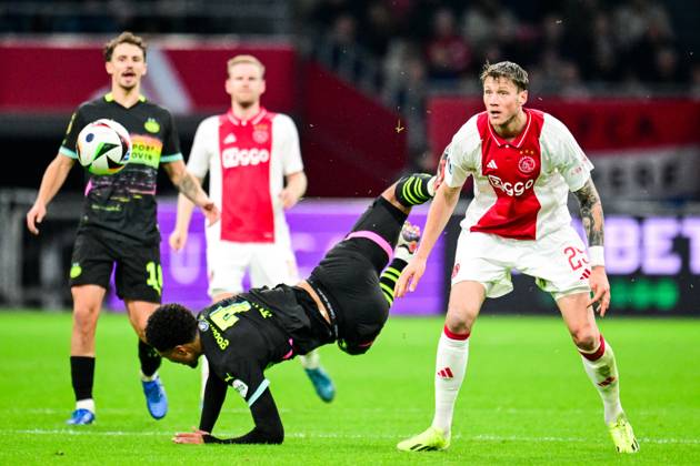 AMSTERDAM - (l-r) Malik Tillman of PSV Eindhoven, Wout Weghorst of Ajax during the Dutch Eredivisie match between Ajax Amsterdam and PSV Eindhoven at the Johan Cruijff ArenA on Nov. 2, 2024 in Amsterdam, Netherlands. ANP OLAF KRAAK Dutch Eredivisie 2024 25 xVIxANPxSportx xxANPxIVx 512499433 originalFilename: 512499433