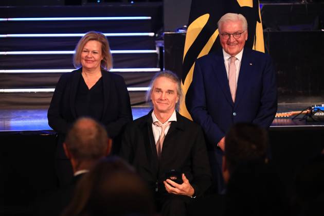 Verleihung des Silbernen Lorbeerblattes Berlin, 04.11.2024 Bundespräsident Frank-Walter Steinmeier verleiht das Silberne Lorbeerblatt Sportler die bei den Olymischen Spielen 2024 in Paris Medallien gewonnen haben. Den Preis übereicht der Bundespräsident (re) und Innenministerin Nancy Faeser (li) an Badminton Thomas Wandschneider, Lindhorst Bronze, Einzel Berlin Germany Copyright: xMatthiasxGränzdörferx