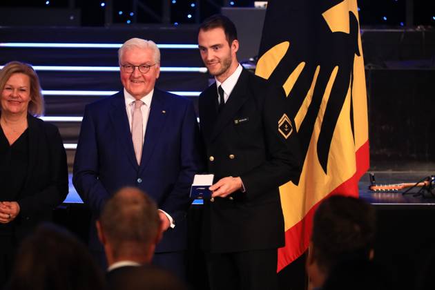 Verleihung des Silbernen Lorbeerblattes Berlin, 04.11.2024 Bundespräsident Frank-Walter Steinmeier verleiht das Silberne Lorbeerblatt Sportler die bei den Olymischen Spielen 2024 in Paris Medallien gewonnen haben. Den Preis übereicht der Bundespräsident (re) und Innenministerin Nancy Faeser (li) an Beachvolleyball Clemens Wickler, Hamburg Silber, Herren Berlin Germany Copyright: xMatthiasxGränzdörferx