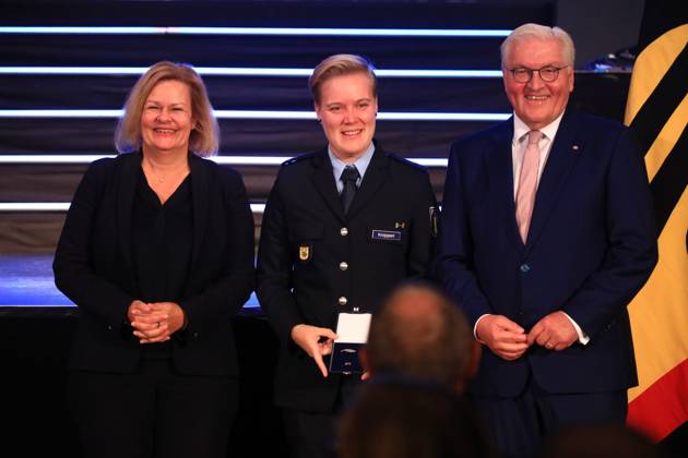Verleihung des Silbernen Lorbeerblattes Berlin, 04.11.2024 Bundespräsident Frank-Walter Steinmeier verleiht das Silberne Lorbeerblatt Sportler die bei den Olymischen Spielen 2024 in Paris Medallien gewonnen haben. Den Preis übereicht der Bundespräsident (re) und Innenministerin Nancy Faeser (li) an Bogenschießen Michelle Kroppen, Berlin Silber, Mixed Berlin Germany Copyright: xMatthiasxGränzdörferx
