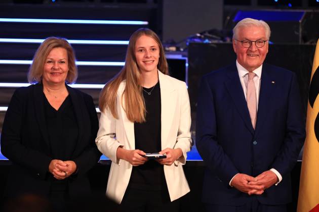 Verleihung des Silbernen Lorbeerblattes Berlin, 04.11.2024 Bundespräsident Frank-Walter Steinmeier verleiht das Silberne Lorbeerblatt Sportler die bei den Olymischen Spielen 2024 in Paris Medallien gewonnen haben. Den Preis übereicht der Bundespräsident (re) und Innenministerin Nancy Faeser (li) an Vivien Endemann, Wolfsburg Bronze, Damen Fußball Berlin Germany Copyright: xMatthiasxGränzdörferx
