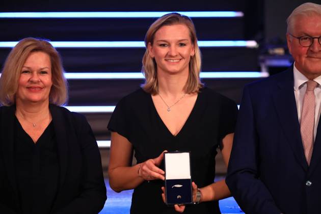 Sport Themen der Woche KW45 Sport Bilder des Tages Verleihung des Silbernen Lorbeerblattes Berlin, 04.11.2024 Bundespräsident Frank-Walter Steinmeier verleiht das Silberne Lorbeerblatt Sportler die bei den Olymischen Spielen 2024 in Paris Medallien gewonnen haben. Den Preis übereicht der Bundespräsident (re) und Innenministerin Nancy Faeser (li) an Alexandra Popp, Danndorf Bronze, Damen Fußball Berlin Germany Copyright: xMatthiasxGränzdörferx