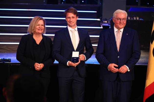 Verleihung des Silbernen Lorbeerblattes Berlin, 04.11.2024 Bundespräsident Frank-Walter Steinmeier verleiht das Silberne Lorbeerblatt Sportler die bei den Olymischen Spielen 2024 in Paris Medallien gewonnen haben. Den Preis übereicht der Bundespräsident (re) und Innenministerin Nancy Faeser (li) an Paul-Philipp Kaufmann, Schwetzingen Silber, Herren Hockey Berlin Germany Copyright: xMatthiasxGränzdörferx