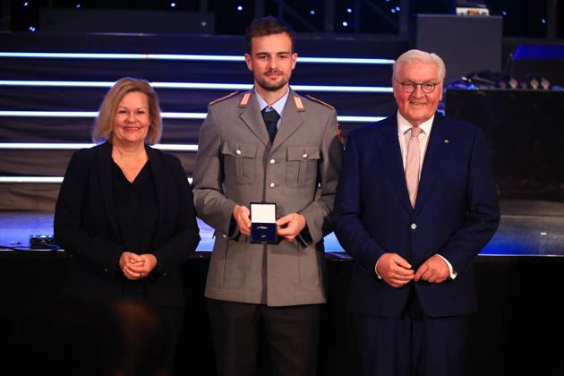 Verleihung des Silbernen Lorbeerblattes Berlin, 04.11.2024 Bundespräsident Frank-Walter Steinmeier verleiht das Silberne Lorbeerblatt Sportler die bei den Olymischen Spielen 2024 in Paris Medallien gewonnen haben. Den Preis übereicht der Bundespräsident (re) und Innenministerin Nancy Faeser (li) an Justus Matthias Weigand, Mannheim Silber, Herren hockey Berlin Germany Copyright: xMatthiasxGränzdörferx