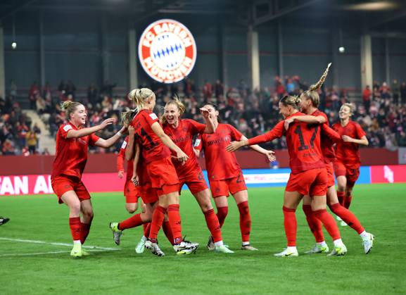 Bilder des Jahres 2024, Sport 11 November Sport Themen der Woche KW45 Sport Bilder des Tages München, Deutschland, 04. November2024: Fussball, FRAUEN, GOOGLE PIXEL FRAUEN-BUNDESLIGA, Saison 2024 2025, FC Bayern München - Eintracht Frankfurt, Campus 1:0 durch Pernille Harder (FC Bayern München) Tor, Jubel, Führung