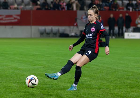 Sophia Kleinherne (Eintracht Frankfurt Frauen, 4). FC Bayern Muenchen Frauen gegen Eintracht Frankfurt, Fussball, Google Pixel Frauen-Bundesliga, 8. Spieltag, Saison 2024 2025, 04.11.2024. (DFL DFB REGULATIONS PROHIBIT ANY USE OF PHOTOGRAPHS as IMAGE SEQUENCES and or QUASI-VIDEO). FC Bayern Muenchen Frauen gegen Eintracht Frankfurt, Fussball, Google Pixel Frauen-Bundesliga, 8. Spieltag, Saison 2024 2025, 04.11.2024. Muenchen Copyright: xEibner-Pressefoto HeikexFeinerx EP_HFR