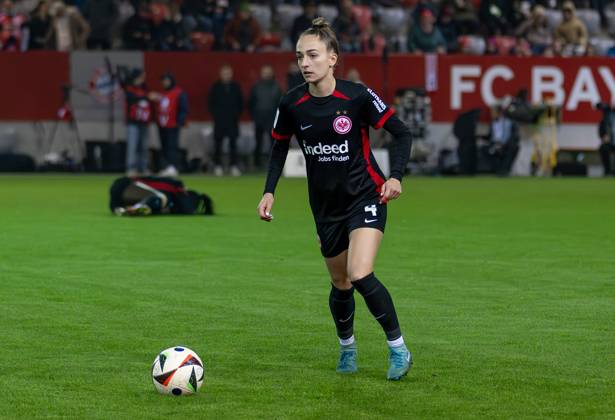Sophia Kleinherne (Eintracht Frankfurt Frauen, 4). FC Bayern Muenchen Frauen gegen Eintracht Frankfurt, Fussball, Google Pixel Frauen-Bundesliga, 8. Spieltag, Saison 2024 2025, 04.11.2024. (DFL DFB REGULATIONS PROHIBIT ANY USE OF PHOTOGRAPHS as IMAGE SEQUENCES and or QUASI-VIDEO). FC Bayern Muenchen Frauen gegen Eintracht Frankfurt, Fussball, Google Pixel Frauen-Bundesliga, 8. Spieltag, Saison 2024 2025, 04.11.2024. Muenchen Copyright: xEibner-Pressefoto HeikexFeinerx EP_HFR
