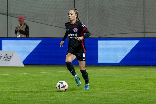 Sophia Kleinherne (Eintracht Frankfurt Frauen, 4). FC Bayern Muenchen Frauen gegen Eintracht Frankfurt, Fussball, Google Pixel Frauen-Bundesliga, 8. Spieltag, Saison 2024 2025, 04.11.2024. (DFL DFB REGULATIONS PROHIBIT ANY USE OF PHOTOGRAPHS as IMAGE SEQUENCES and or QUASI-VIDEO). FC Bayern Muenchen Frauen gegen Eintracht Frankfurt, Fussball, Google Pixel Frauen-Bundesliga, 8. Spieltag, Saison 2024 2025, 04.11.2024. Muenchen Copyright: xEibner-Pressefoto HeikexFeinerx EP_HFR