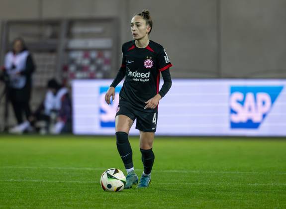 Sophia Kleinherne (Eintracht Frankfurt Frauen, 4). FC Bayern Muenchen Frauen gegen Eintracht Frankfurt, Fussball, Google Pixel Frauen-Bundesliga, 8. Spieltag, Saison 2024 2025, 04.11.2024. (DFL DFB REGULATIONS PROHIBIT ANY USE OF PHOTOGRAPHS as IMAGE SEQUENCES and or QUASI-VIDEO). FC Bayern Muenchen Frauen gegen Eintracht Frankfurt, Fussball, Google Pixel Frauen-Bundesliga, 8. Spieltag, Saison 2024 2025, 04.11.2024. Muenchen Copyright: xEibner-Pressefoto HeikexFeinerx EP_HFR
