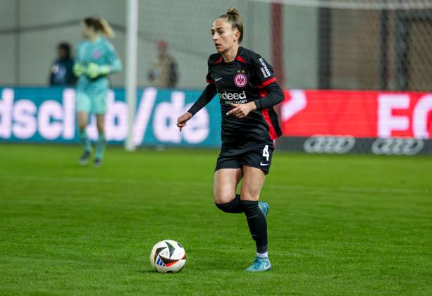 Sophia Kleinherne (Eintracht Frankfurt Frauen, 4). FC Bayern Muenchen Frauen gegen Eintracht Frankfurt, Fussball, Google Pixel Frauen-Bundesliga, 8. Spieltag, Saison 2024 2025, 04.11.2024. (DFL DFB REGULATIONS PROHIBIT ANY USE OF PHOTOGRAPHS as IMAGE SEQUENCES and or QUASI-VIDEO). FC Bayern Muenchen Frauen gegen Eintracht Frankfurt, Fussball, Google Pixel Frauen-Bundesliga, 8. Spieltag, Saison 2024 2025, 04.11.2024. Muenchen Copyright: xEibner-Pressefoto HeikexFeinerx EP_HFR