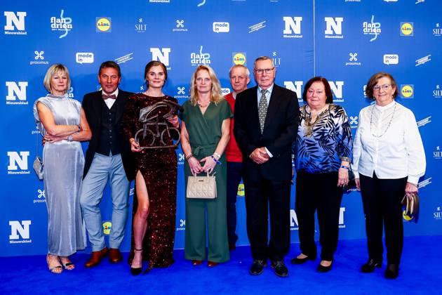 Belgian Lotte Kopecky celebrates with her family after winning the Flandrien award ceremony for the best Belgian cyclist of the 2024 cycling season, organized by newspaper Het Nieuwsblad , Tuesday 05 November 2024 in Middelkerke. DAVIDxPINTENS  x104669684x