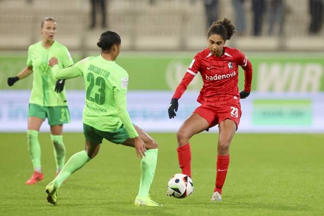 , Google Pixel Frauen-Bundesliga, VfL Wolfsburg vs SC Freiburg, AOK Stadion am 03. November 2024 in Wolfsburg, Deutschland. (Foto von Marco Steinbrenner DeFodi Images) , Google Pixel Frauen-Bundesliga, VfL Wolfsburg vs SC Freiburg, AOK Stadion, November 3, 2024 in Wolfsburg, Germany. (Photo by Marco Steinbrenner DeFodi Images) DFB DFL REGULATIONS PROHIBIT ANY USE OF PHOTOGRAPHS AS IMAGE SEQUENCES AND OR QUASI-VIDEO. not used in POL SRB CRO FRA GBR NED ITA USA Defodi-108_wolf_frei_20240311_119