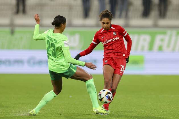 , Google Pixel Frauen-Bundesliga, VfL Wolfsburg vs SC Freiburg, AOK Stadion am 03. November 2024 in Wolfsburg, Deutschland. (Foto von Marco Steinbrenner DeFodi Images) , Google Pixel Frauen-Bundesliga, VfL Wolfsburg vs SC Freiburg, AOK Stadion, November 3, 2024 in Wolfsburg, Germany. (Photo by Marco Steinbrenner DeFodi Images) DFB DFL REGULATIONS PROHIBIT ANY USE OF PHOTOGRAPHS AS IMAGE SEQUENCES AND OR QUASI-VIDEO. not used in POL SRB CRO FRA GBR NED ITA USA Defodi-108_wolf_frei_20240311_120