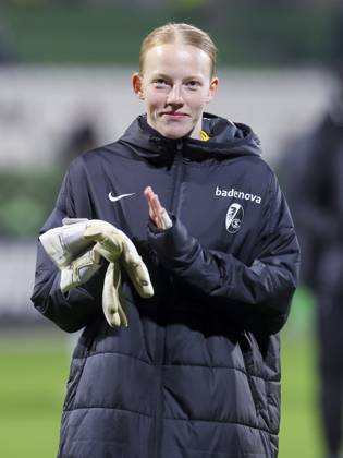 , Google Pixel Frauen-Bundesliga, VfL Wolfsburg vs SC Freiburg, AOK Stadion am 03. November 2024 in Wolfsburg, Deutschland. (Foto von Marco Steinbrenner DeFodi Images) , Google Pixel Frauen-Bundesliga, VfL Wolfsburg vs SC Freiburg, AOK Stadion, November 3, 2024 in Wolfsburg, Germany. (Photo by Marco Steinbrenner DeFodi Images) DFB DFL REGULATIONS PROHIBIT ANY USE OF PHOTOGRAPHS AS IMAGE SEQUENCES AND OR QUASI-VIDEO. not used in POL SRB CRO FRA GBR NED ITA USA Defodi-108_wolf_frei_20240311_132