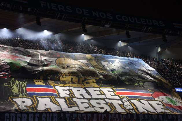 Bilder des Jahres 2024, Sport 11 November Sport Themen der Woche KW45 Sport Bilder des Tages PSG - ATLETICO PHOTOPQR LE PARISIEN Le Parisien Arnaud Journois ; PARIS ; 06 11 2024 ; FOOTBALL , LIGUE DES CHAMPIONS UEFA , PHASE DE LIGUE , 4E JOURNEE , 06 11 2024 , PARIS , PARC DES PRINCES PARIS SG - ATLETICO MADRID PHOTO LE PARISIEN ARNAUD JOURNOIS Supporters PSG, banderole Free Palestine PARIS France  Copyright: xPHOTOPQR LExPARISIEN MAXPPPxLexParisienx xArnaudxJournoisx 20241106LPA2332 20241106LPA2332
