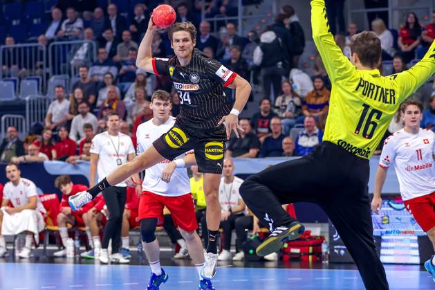 Bilder des Jahres 2024, Sport 11 November Sport Themen der Woche KW45 Sport Bilder des Tages 07.11.2024, Handball, EHF EURO Qualifiers, Deutschland - Schweiz, SAP Arena Mannheim: Rune Dahmke (GER 34) gegen Torwart Nikola Portner (SUI 16) Baden-Württemberg Deutschland
