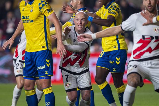 Rayo Vallecano vs UD Las Palmas - La Liga EA Sports 2024 25 Isi Palazon of Rayo Vallecano (C) fight for the position during the La Liga EA Sports 2024 25 football match between Rayo Vallecano vs UD Las Palmas at Estadio de Vallecas on November 08, 2024 in Madrid, Spain. Madrid Estadio de Vallecas Madrid Spain Copyright: xAlbertoxGardinx AGardin_20241108_Liga_Rayo_Las_Palmas_037