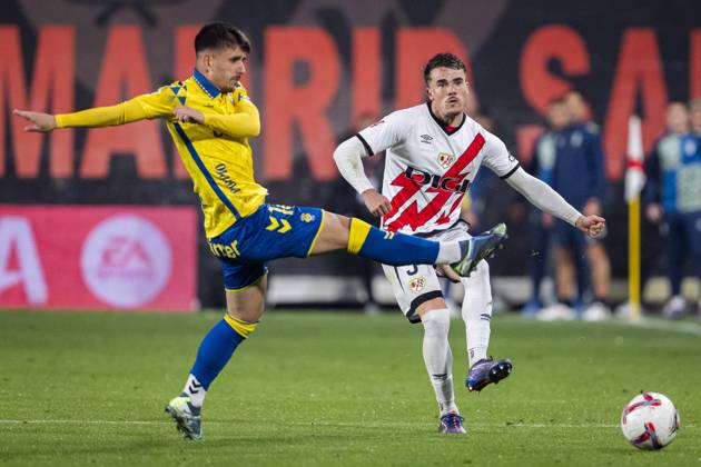 Rayo Vallecano vs UD Las Palmas - La Liga EA Sports 2024 25 Pep Chavarria of Rayo Vallecano (R) in action against Manu Fuster of UD Las Palmas (L) during the La Liga EA Sports 2024 25 football match between Rayo Vallecano vs UD Las Palmas at Estadio de Vallecas on November 08, 2024 in Madrid, Spain. Madrid Estadio de Vallecas Madrid Spain Copyright: xAlbertoxGardinx AGardin_20241108_Liga_Rayo_Las_Palmas_055