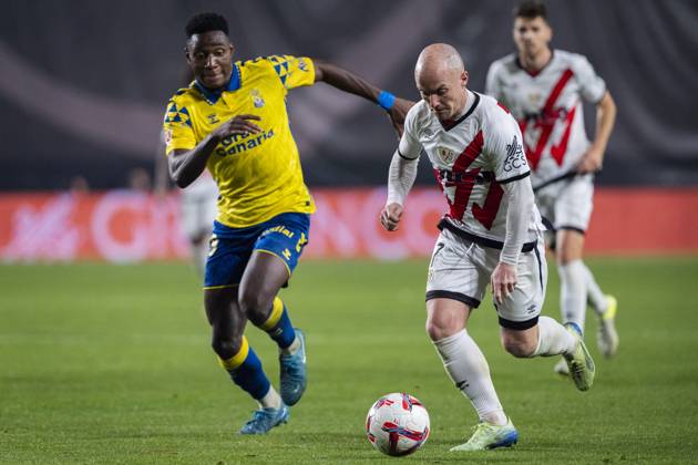 Rayo Vallecano vs UD Las Palmas - La Liga EA Sports 2024 25 Isi Palazon of Rayo Vallecano (R) in action against Dario Essugo of UD Las Palmas (L) during the La Liga EA Sports 2024 25 football match between Rayo Vallecano vs UD Las Palmas at Estadio de Vallecas on November 08, 2024 in Madrid, Spain. Madrid Estadio de Vallecas Madrid Spain Copyright: xAlbertoxGardinx AGardin_20241108_Liga_Rayo_Las_Palmas_058